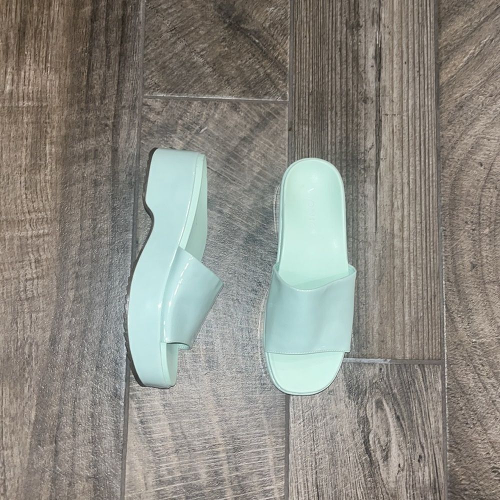 Vionic Trista patent leather platform 2” slides in a seafoam green color.